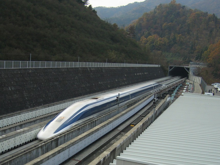 maglev trains travel ___ mph