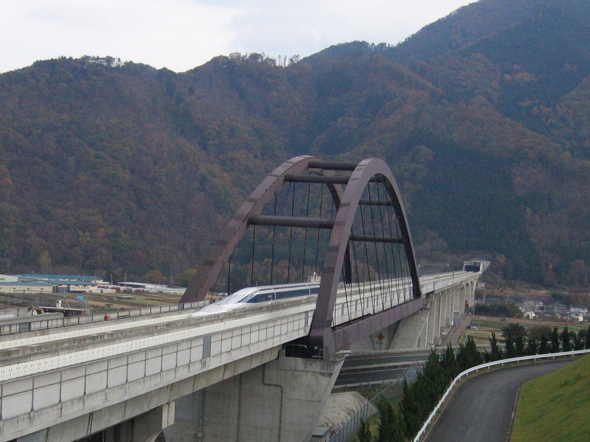 maglev trains travel ___ mph